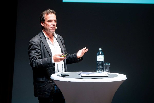 Der Mediziner Marcus Köllier hält einen Vortrag im Rahmen 
