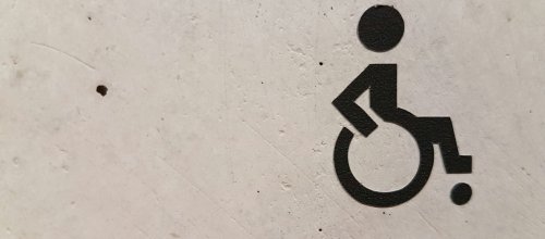 Hinweisschild mit Rollstuhl 