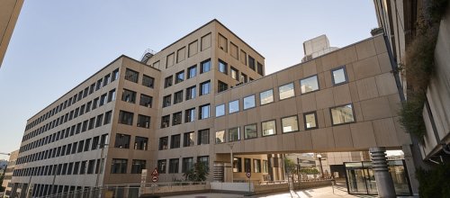 Ein Foto eines neuen Medizinzentrums am Campus des AKH