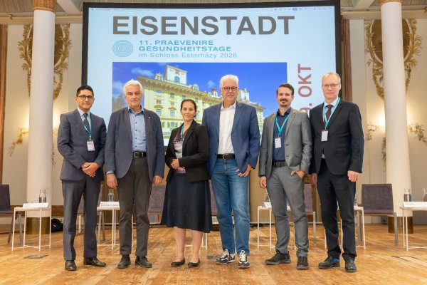 Gruppebild Teilnehmer Podiumsdiskussion Gesundheitstage Eisenstadt;Claudia Neumayer-Stickler, Konferenz der Sozialversicherungsträger; Andreas Huss, ÖGK; Präsidialreferent Benjamin Glaser; Alexander Biach, SVS /(( 