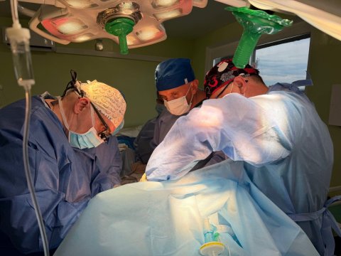 Ärzte operieren einen Patienten.