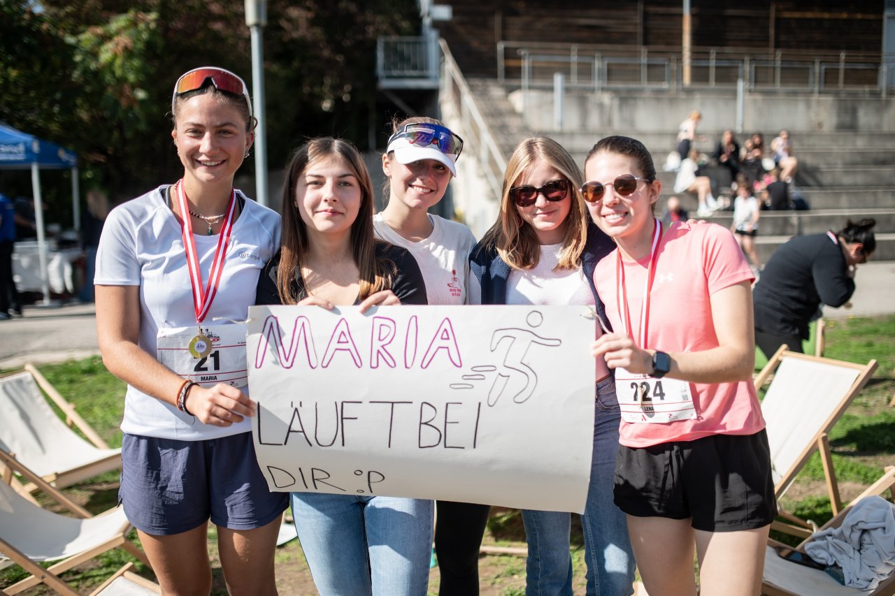 Läuferin (ganz links) mit Fanbase