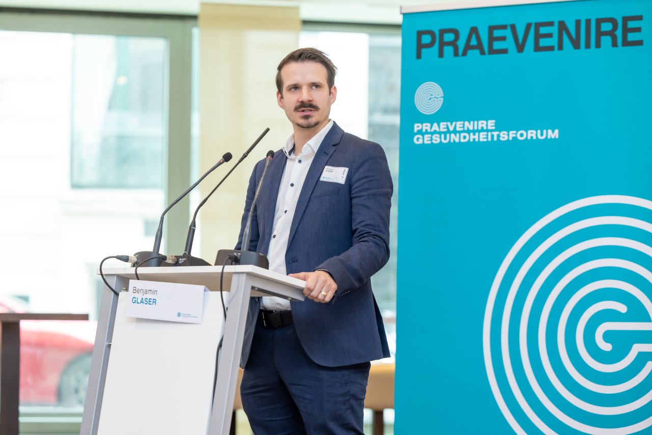 Mann im Anzug am Podium