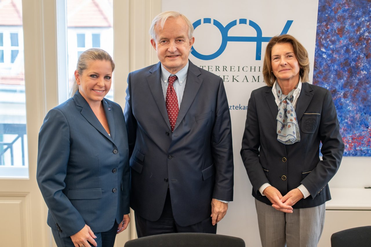 Ein Mann und zwei Frauen