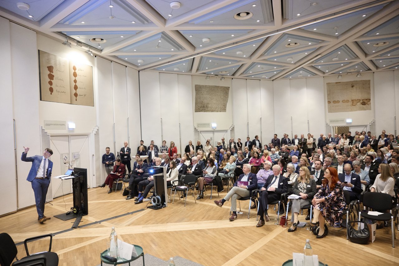 Mann spricht vor Publikum