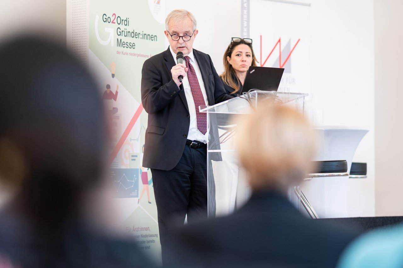 Ein Mann und eine Frau auf dem Podium