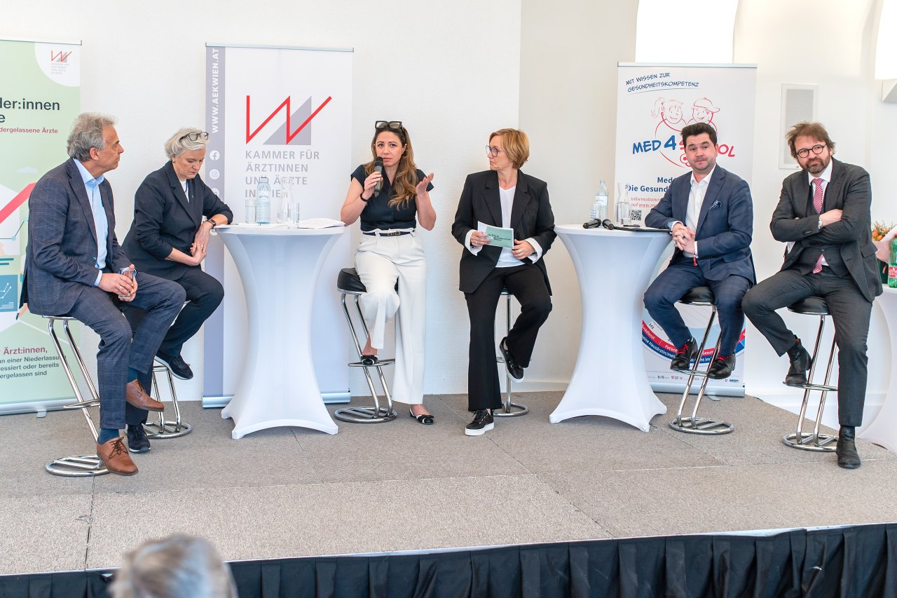 Personen auf eine Podium