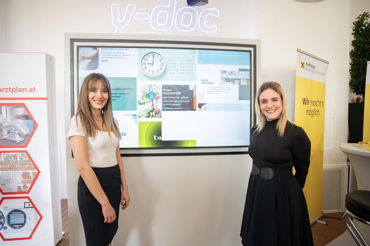 Zwei Frauen am Messestand