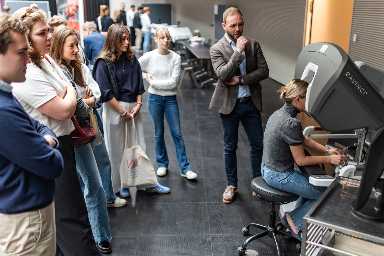 Junge Menschen an Simulator