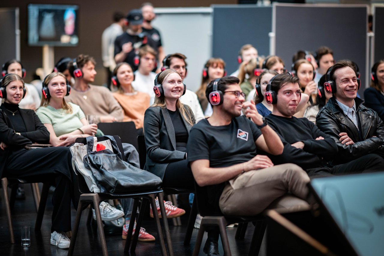 Junge Menschen mit Kopfhöhrern