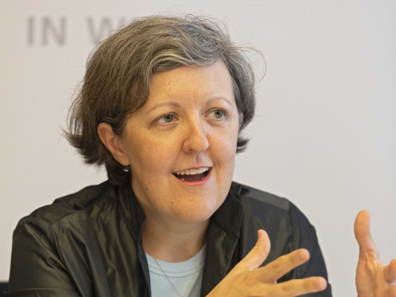 Eine Frau bei einer Pressekonferenz.