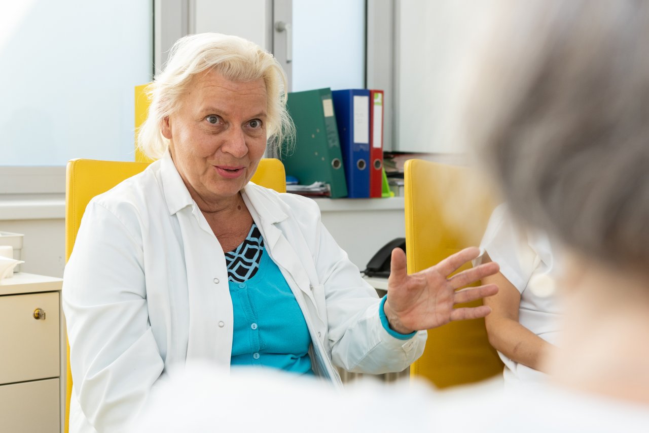 Frau im Dialog, gestikulierend