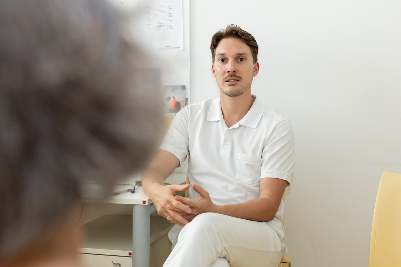 Mann in Dialog, medizinisches Setting