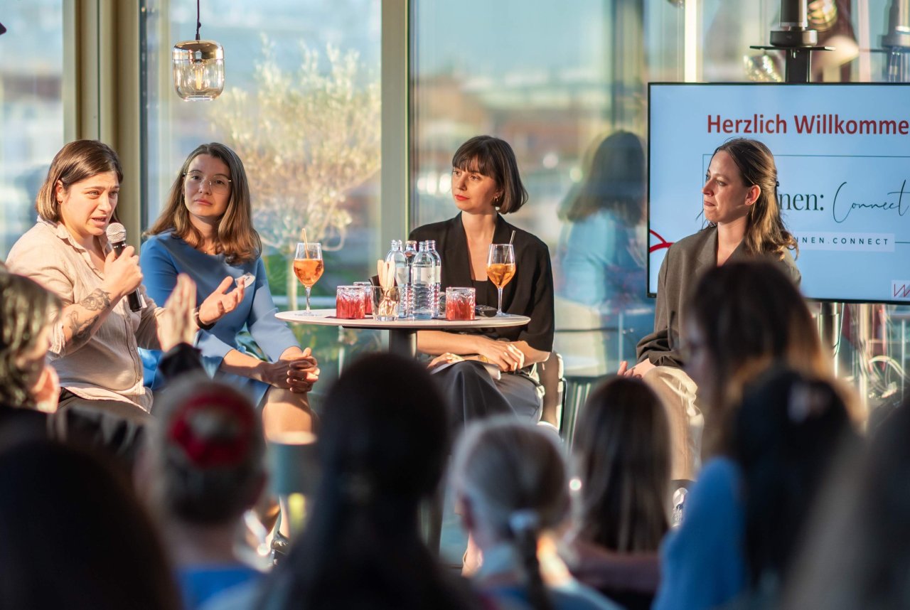 Am Podium mit Sibel Ada, Miriam Hufgard-Leitner, Carmen Marlene Hagen (Moderation) und Sophie Rendl (v.l.)