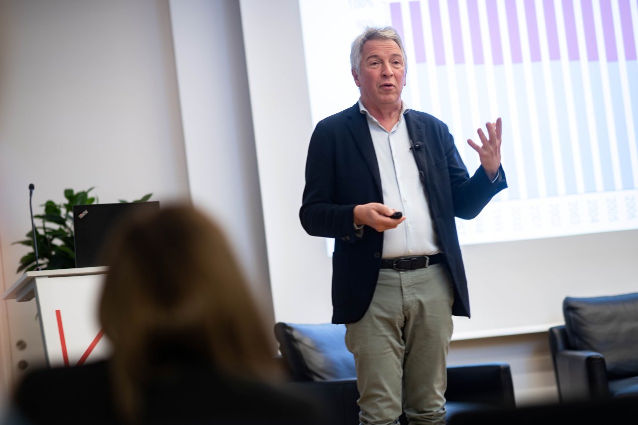 Mann bei Vortrag der gestikuliert