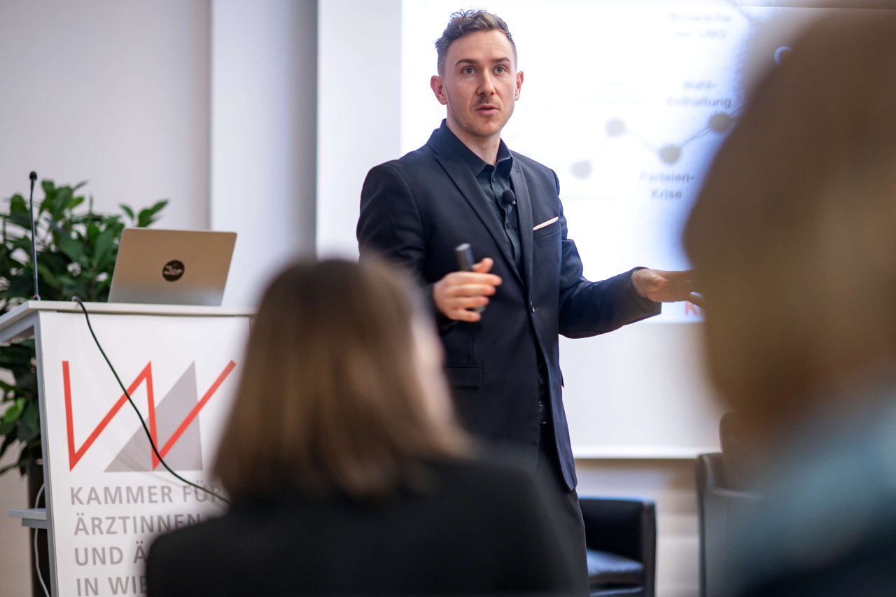 Mann bei Vortrag der gestikuliert