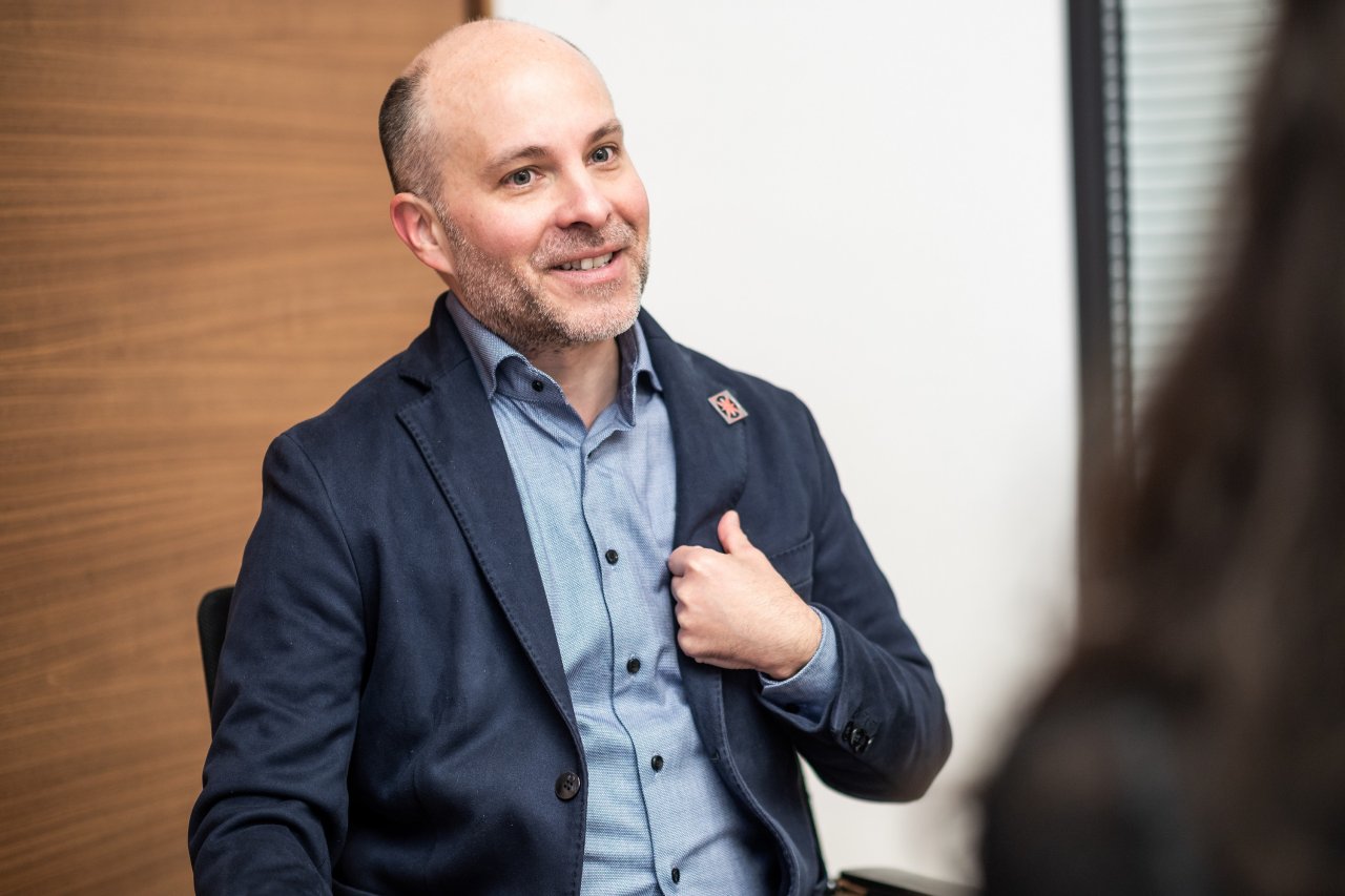 Mann in blauem Hemd in Interviewsituation