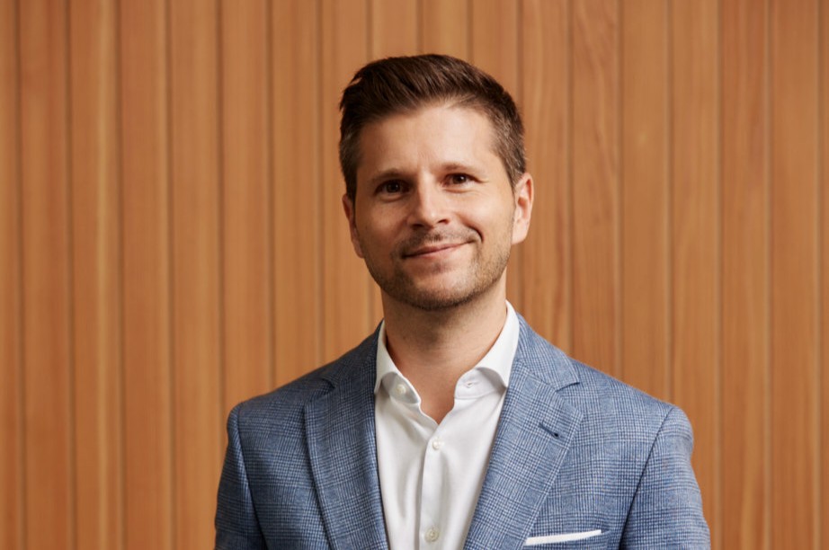 Ein blickt freundlich in die Kamera.