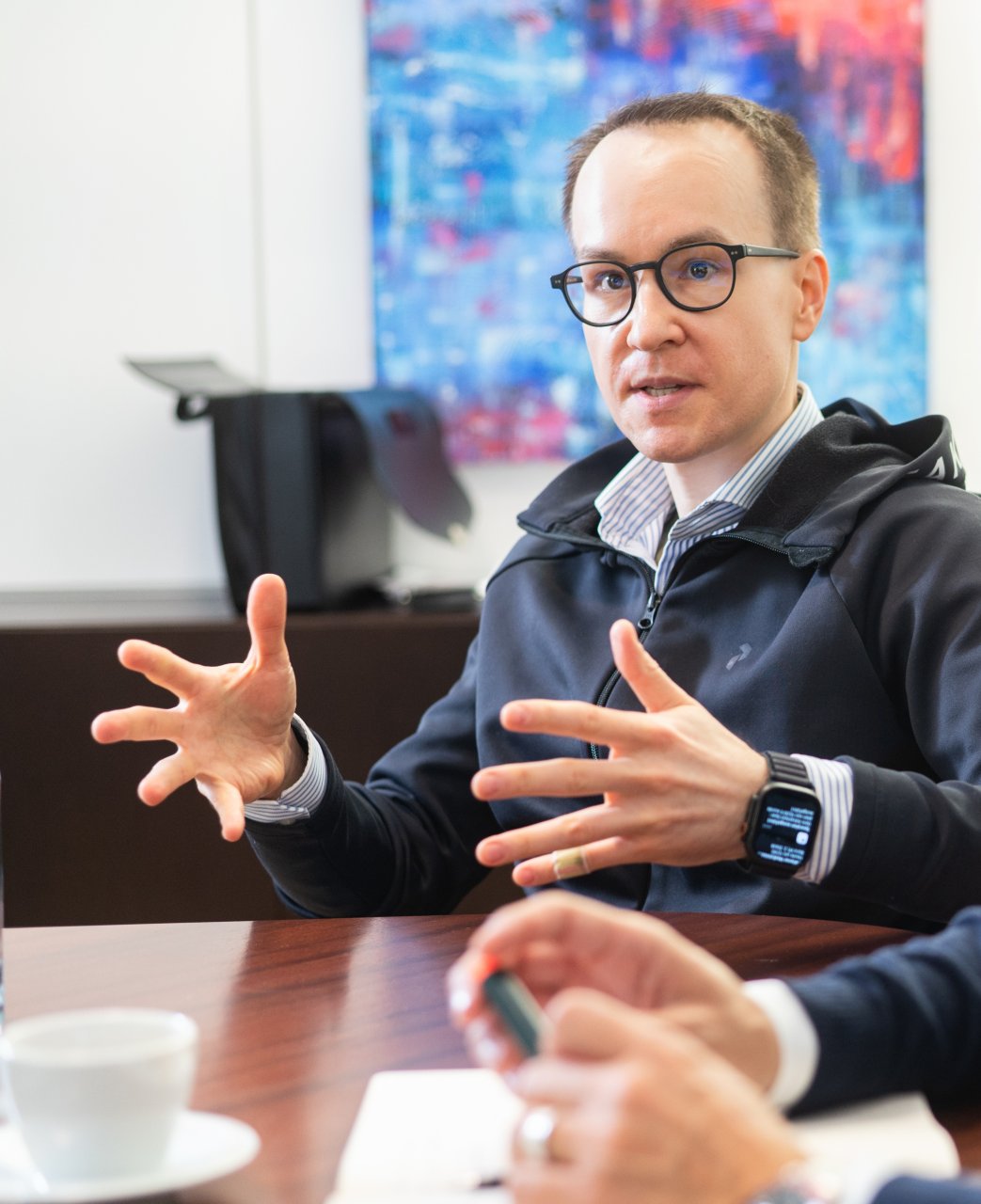 Mann in Gesprächssituation