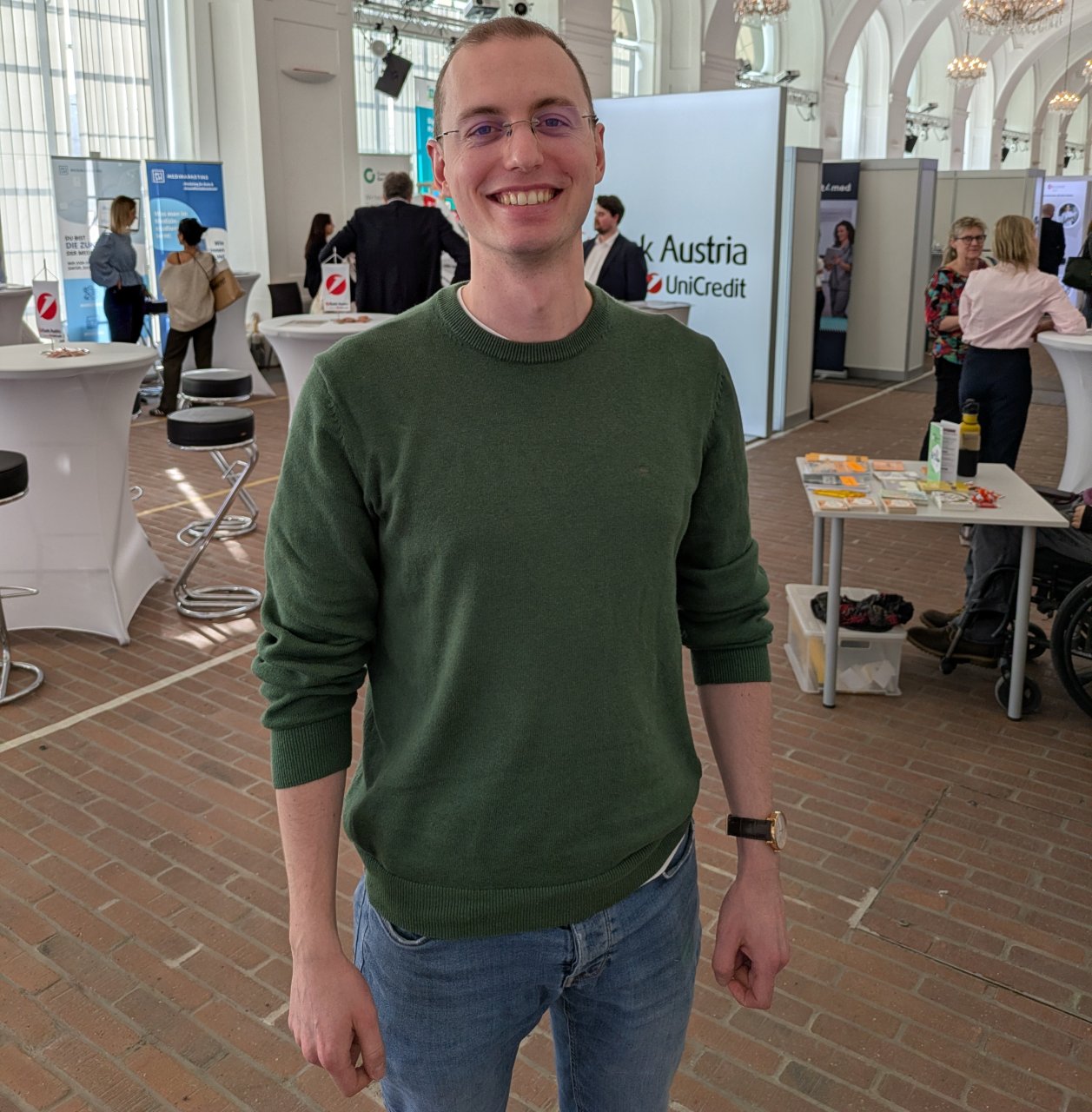 Mann mit grünem Pullover