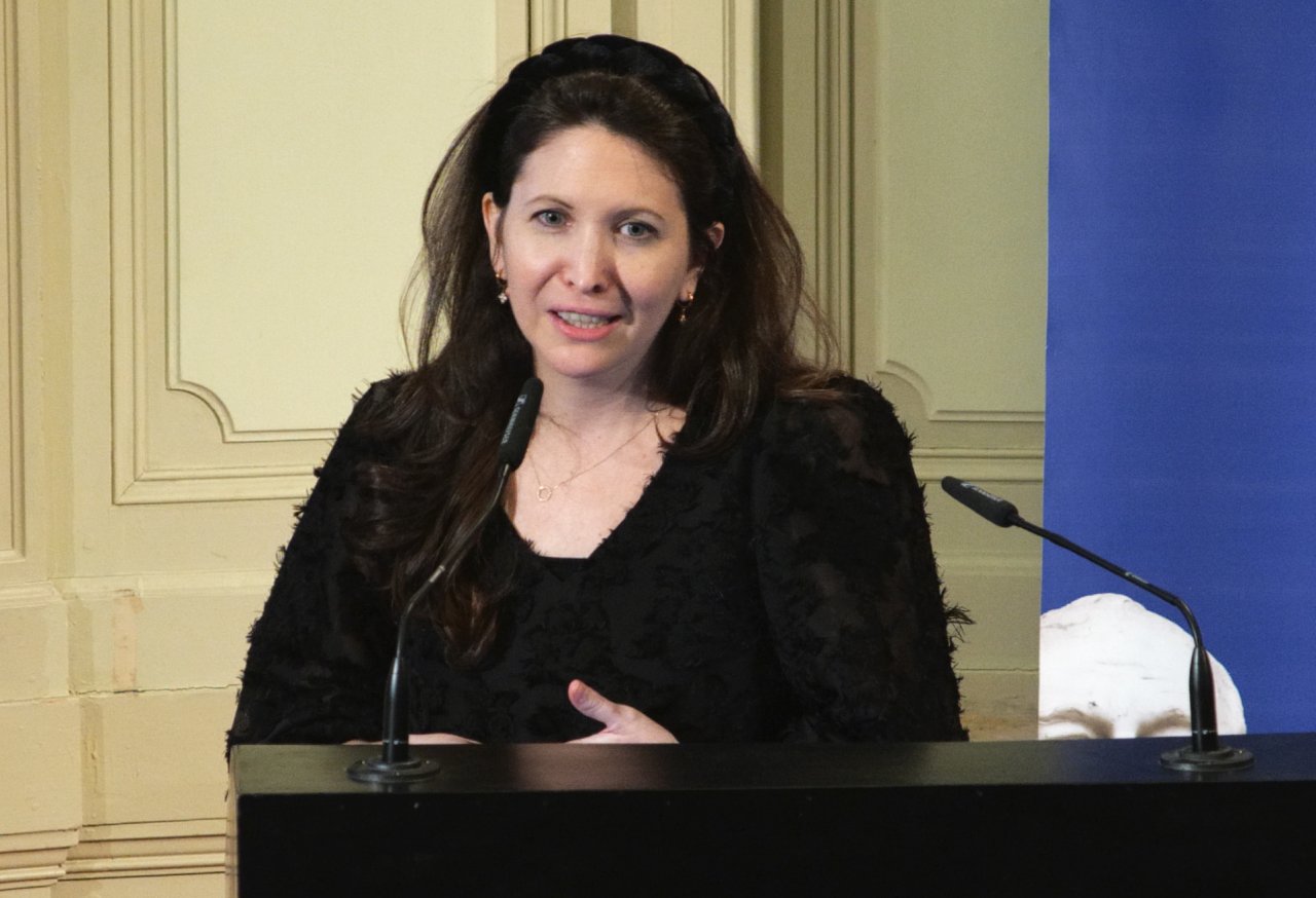 Frau hält Rede an Pult