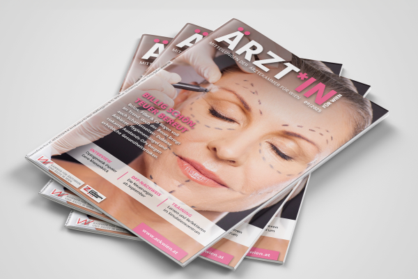 Stapel mit Printmagazin-Ausgaben.