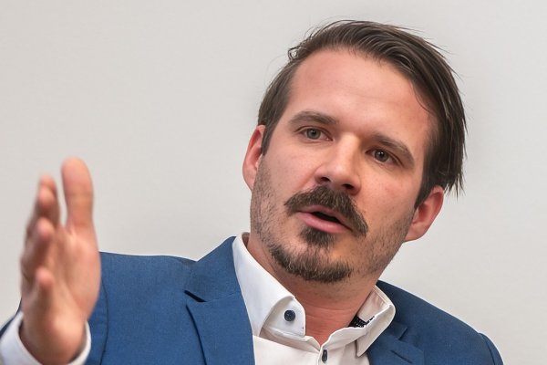 Der Kammer-Funktionär Benjamin Glaser beim Sprechen am Podium.