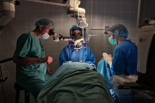 Foto von einer OP-Situation in Guatemala - zu sehen sind drei Personen