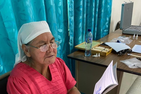Eine guatemaltekische Frau beim Lesetest - ob die neue Brille gut eingestellt ist.