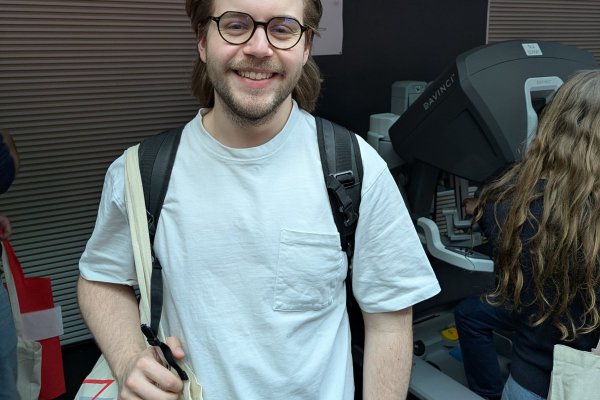 Junger Mann mit Brille.