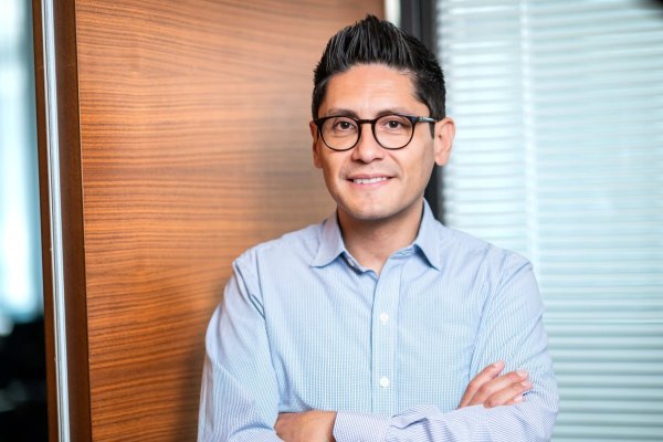 Mann mit dunklen Haaren und Brille