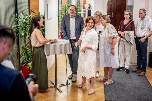 Gruppe von Menschen in Warteschlange bei Eingang 