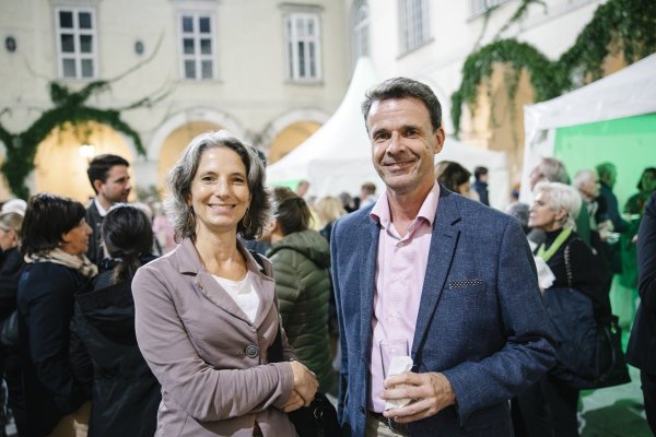 Eine Frau und ein Mann stehen nebeneinander.