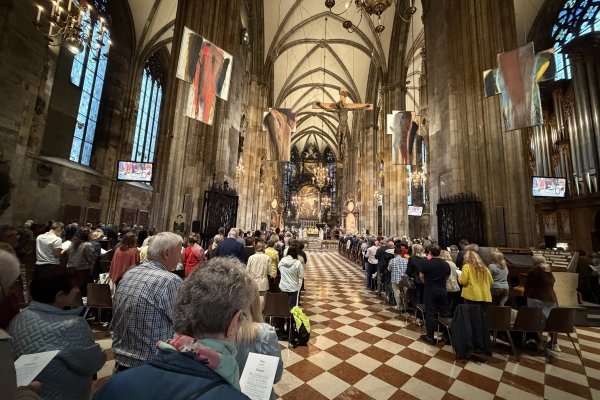 Stephansdom während eines Gottesdienstes.
