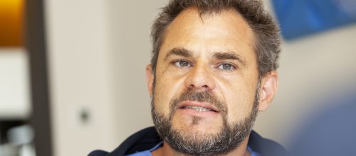Der Anästhesist Bernhard Rössler sieht in die Kamera beim Interview
