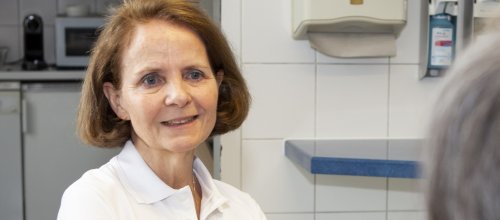 Frau Susanne Equiluz-Bruck sitzt an einem Tisch im Rahmen eines Interviews