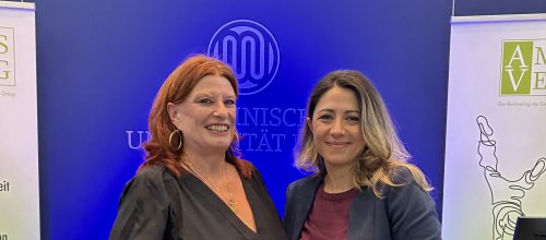 Autorin Birgit Kofler-Bettschart (links) und Ärztin und Kammer-Funktionärin Nagme Kamaleyan-Schmied stehen beieinander und halten jeweils ein Buch in der Hand