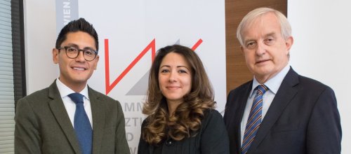 Von links nach rechts stehend: Vizepräsident Eduardo Maldonado-González, Vizepräsidentin Naghme Kamaleyan-Schmied und Präsident Johannes Steinhart
