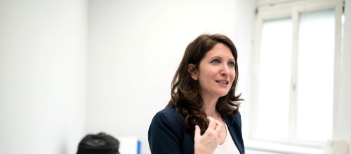 Katharina Stolz, Gerichtsmedizinerin, Leiterin der Untersuchungsstelle für Gewaltbetroffene in Wien, in der Gewaltambulanz. Sie erklärt etwas, gestikuliert leicht mit beiden Händen und sieht nach links