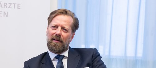 KI-Experte Bart de Witte sitzt auf einem Fauteuil.