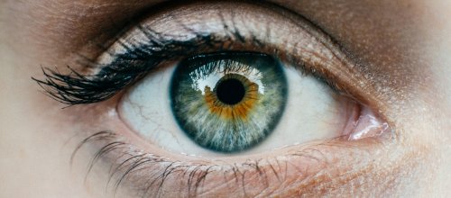 Man sieht bloß ein Auge in starker Vergrößerung