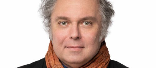 Der Mediziner Kurt Stastka im Porträt mit dunklem Mantel oder Sakko und einem braunen Schal.