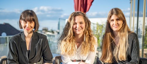 Die drei Referentinnen für Frauenpolitik, Gender und Diversity von links nach rechts sitzend: Carmen Hagen, Nina Böck und Antonia Cora Stella Greb.