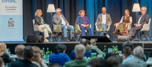 Das Podium am Austrian Health Forum, besetzt mit Elisabeth Potzmann, Andreas Huss, Korinna Schumann, Christoph Hörhan, Ulrike Mursch-Edlmayr und Johannes Steinhart - von links nach rechts.
