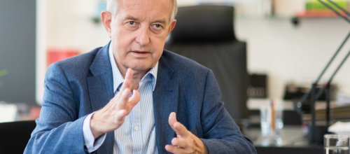 Präsident Johannes Steinhart im Gespräch - an seinem Bürotisch sitzend