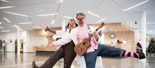 Zwei CliniClowns tanzen gemeinsam. 