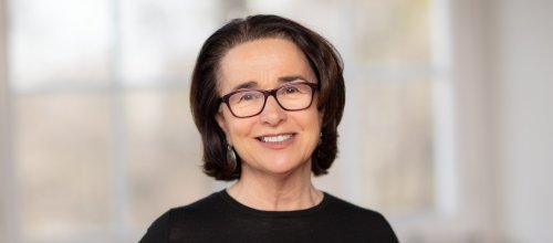 Frau mit Brille und schwarzem Pullover