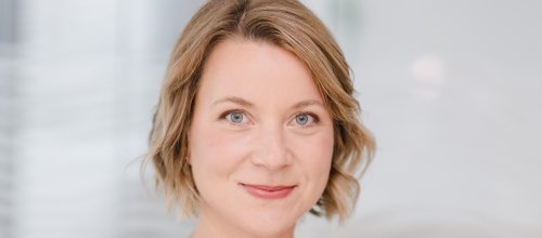 Eine Frau, die Ärztin Susanne Diesner-Treiber, blickt in die Kamera.