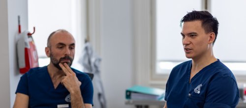 Zwei Männer in blauer Arztkleidung