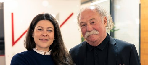 Dunkelhaarige Frau und Mann mit Schnauzbart im Doppelporträt 